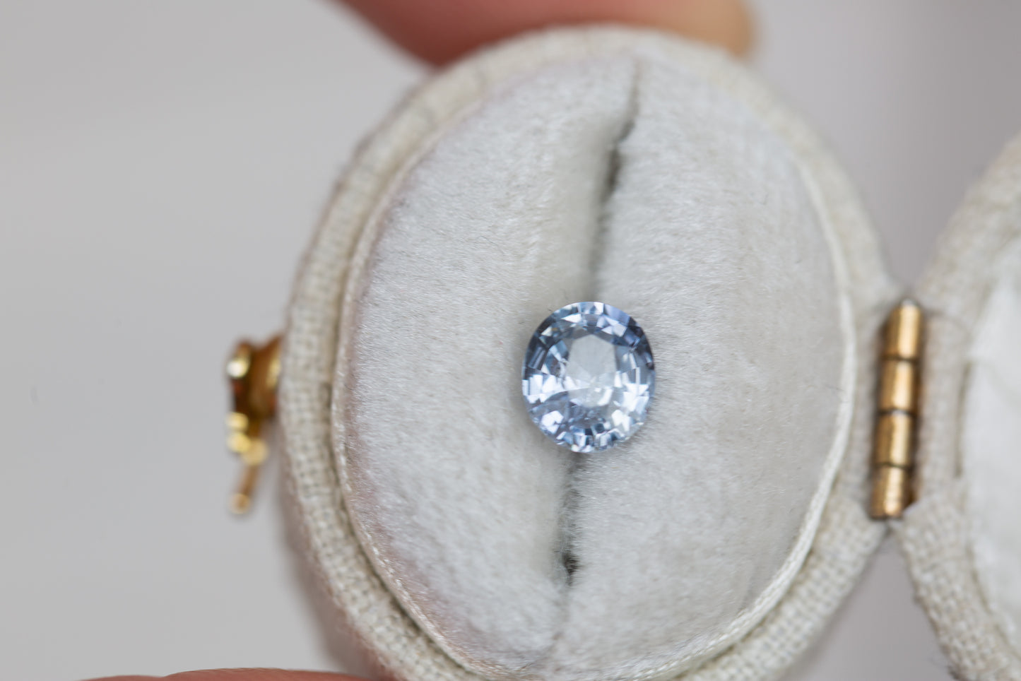 Load image into Gallery viewer, 1.09ct oval light blue sapphire
