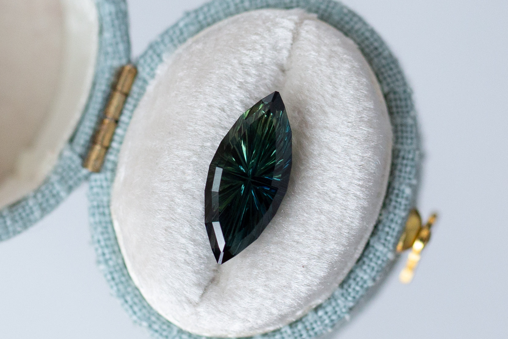 RARE !! SAPHIR BLEU VERT D'AUSTRALIE : 5.4 mm x 4.4 mm RARE !! SAPHIR BLEU VERT D'AUSTRALIE : 5.4 mm x 4.4 mm