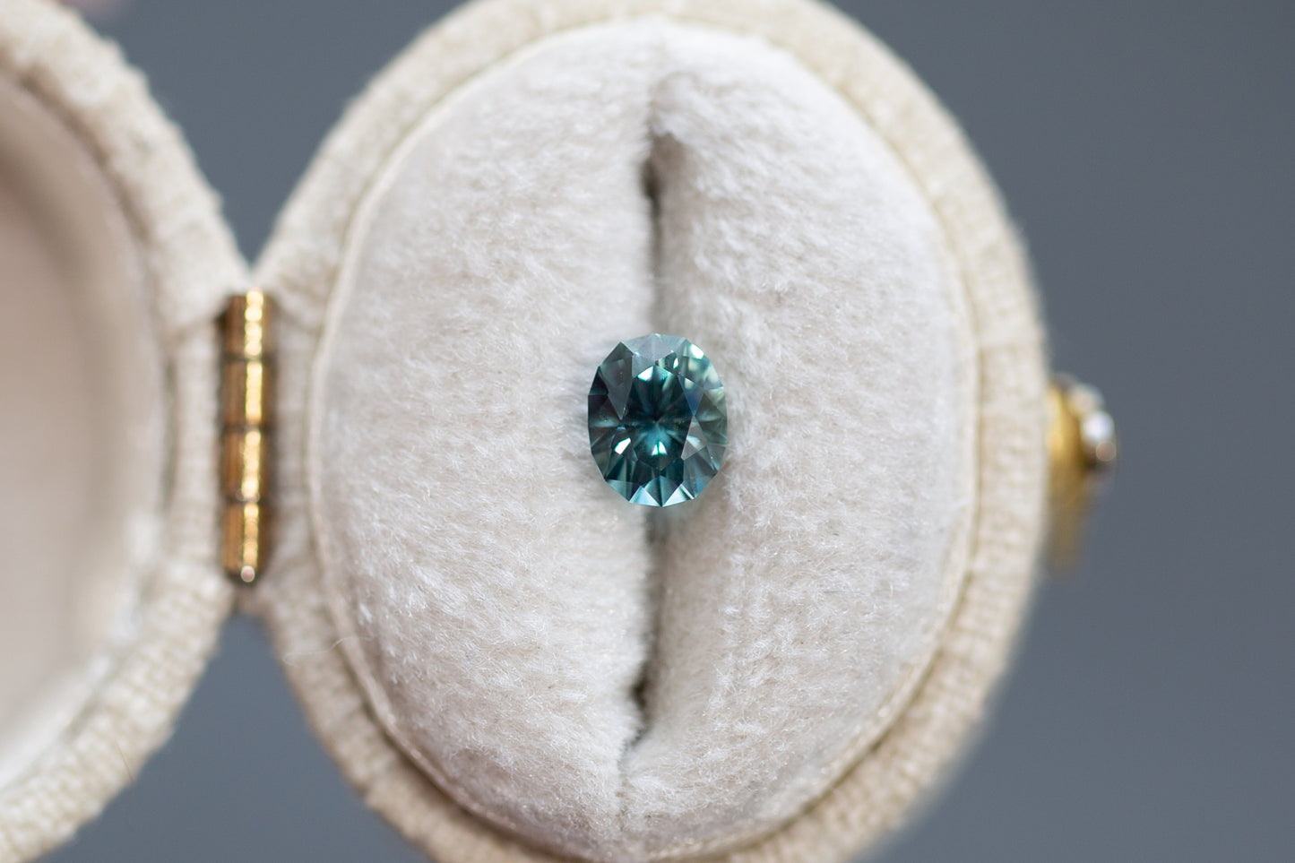 0.88ct Oval Teal Sapphire - Earth's Treasury