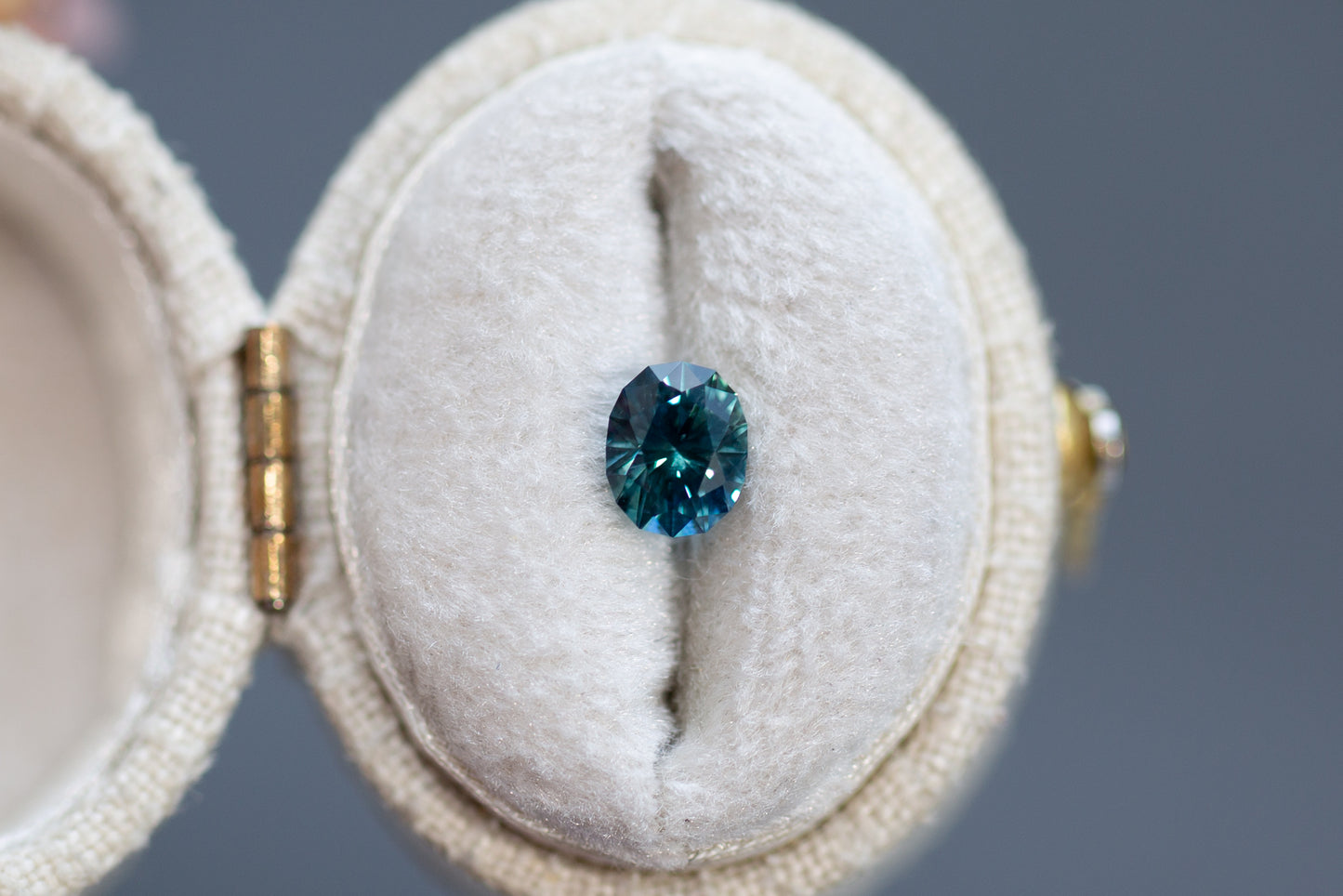 0.95ct Oval Teal Sapphire - Earth's Treasury