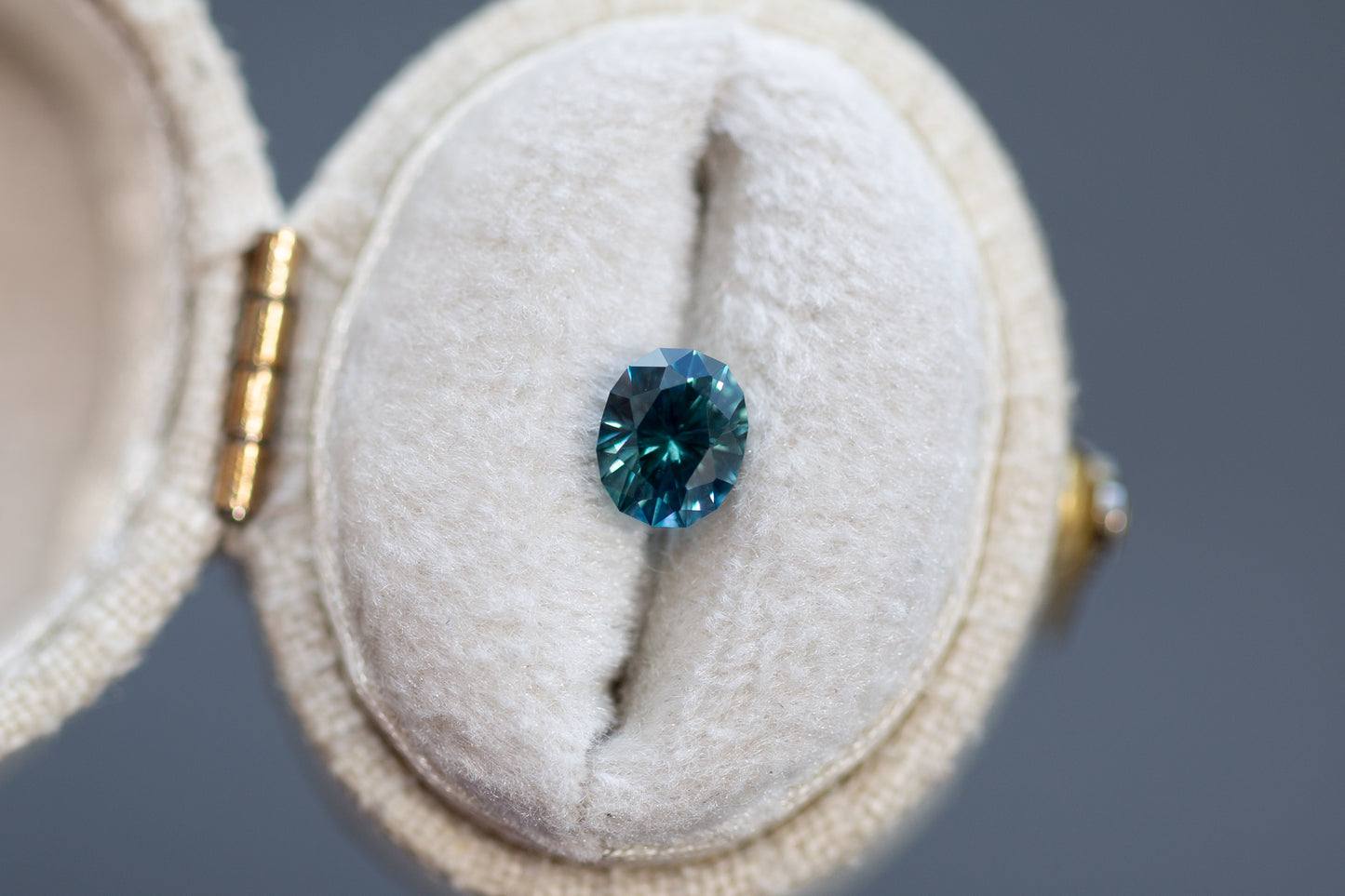 0.95ct Oval Teal Sapphire - Earth's Treasury