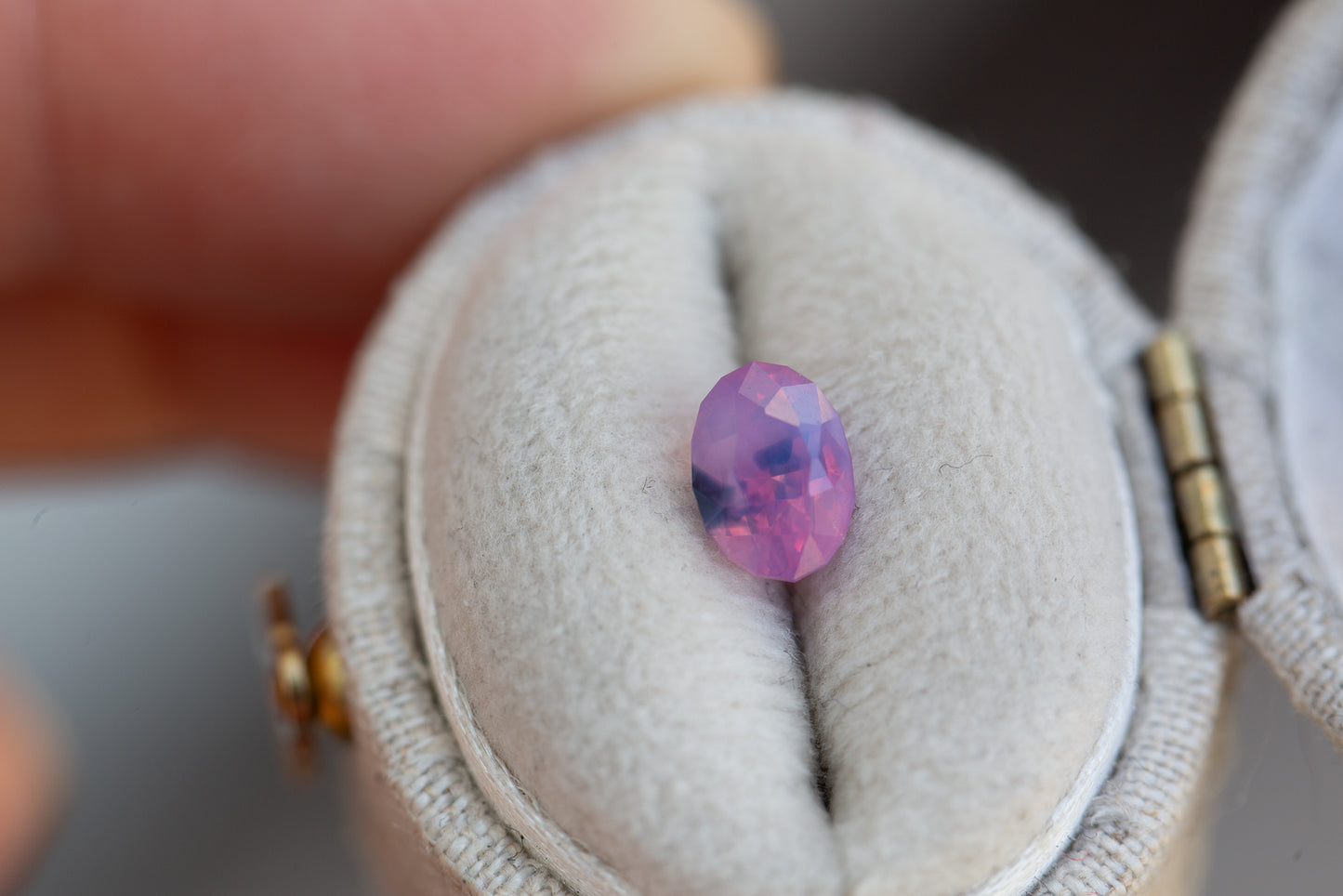 Load image into Gallery viewer, 1.41ct oval opalescent pink purple sapphire
