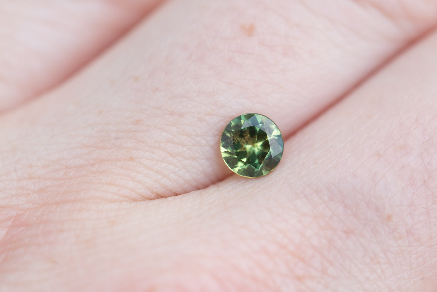 Load image into Gallery viewer, .85ct round green yellow sapphire
