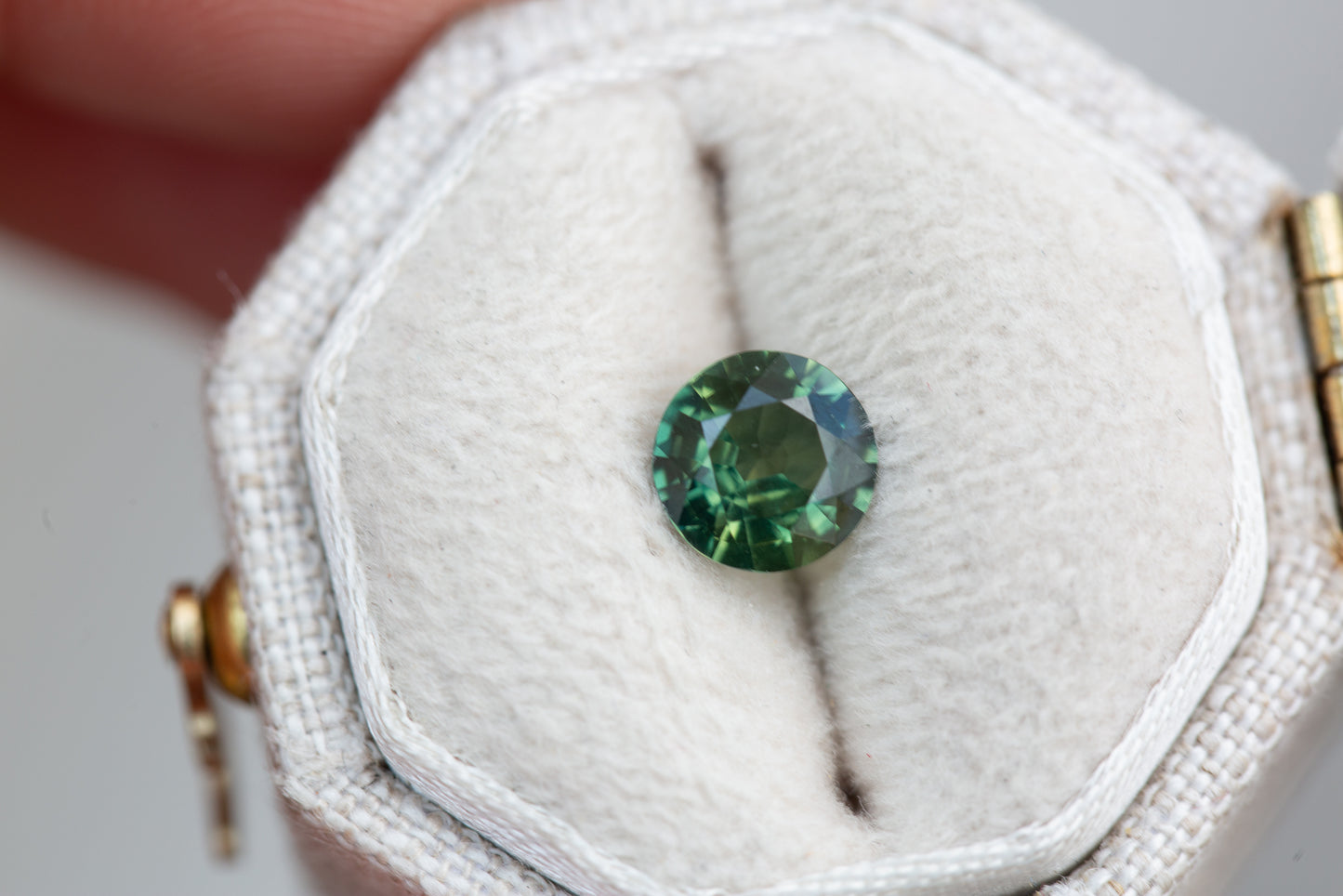 .9ct round green sapphire