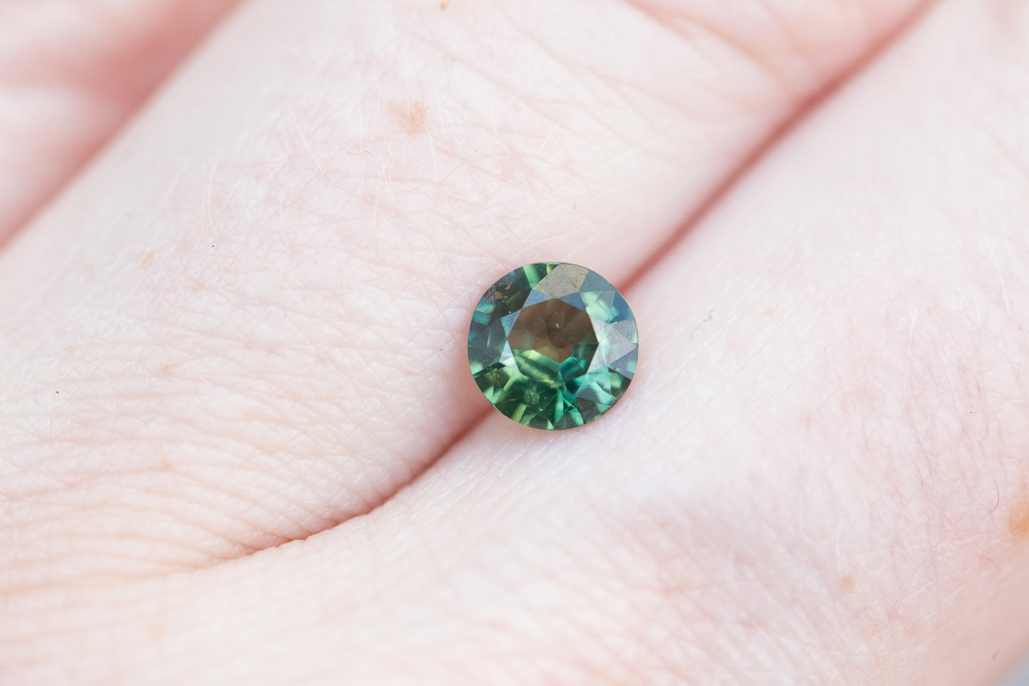 Load image into Gallery viewer, .9ct round green sapphire
