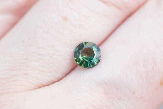 Load image into Gallery viewer, .9ct round green sapphire
