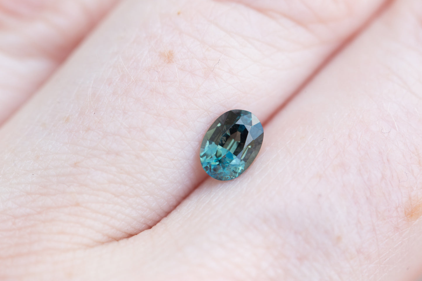 Load image into Gallery viewer, .92ct oval teal blue sapphire
