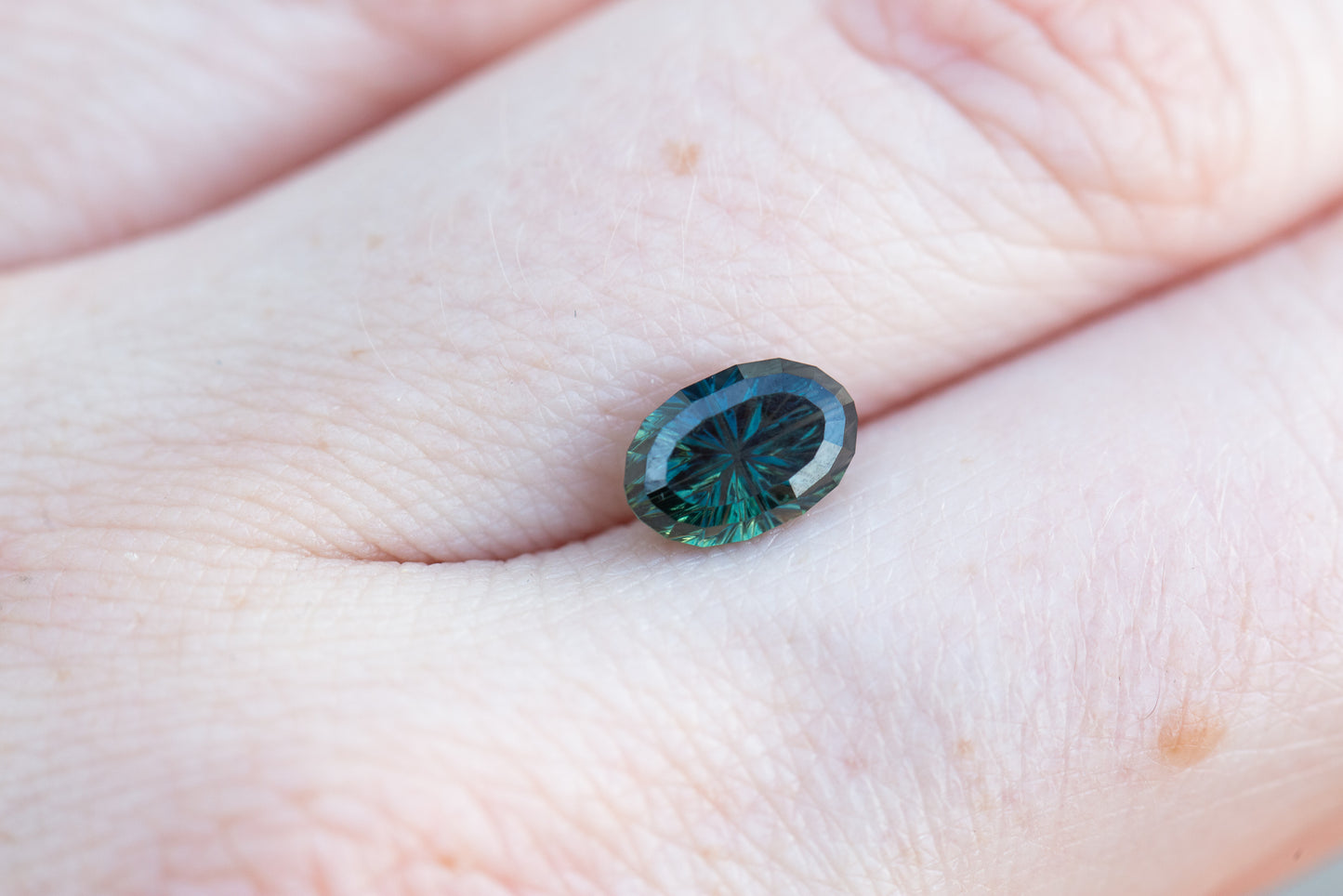 Load image into Gallery viewer, 1.92ct oval dark blue green sapphire - Starbrite cut by John Dyer
