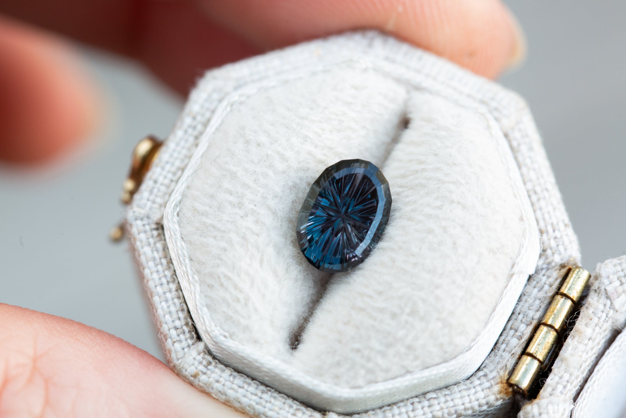 たーちゃんメタリックブルーシラー★非加熱ロイヤルブルームーンストーン★ 1.69ct oval deep purple to blue sapphire - Starbrite cut by John
