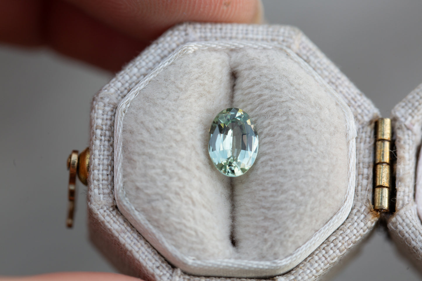 Load image into Gallery viewer, .94ct oval light green sapphire
