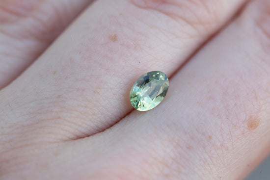 Load image into Gallery viewer, .95ct oval light green sapphire

