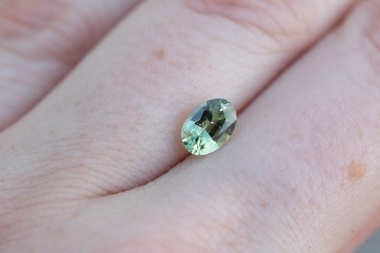 Load image into Gallery viewer, .95ct oval light green sapphire
