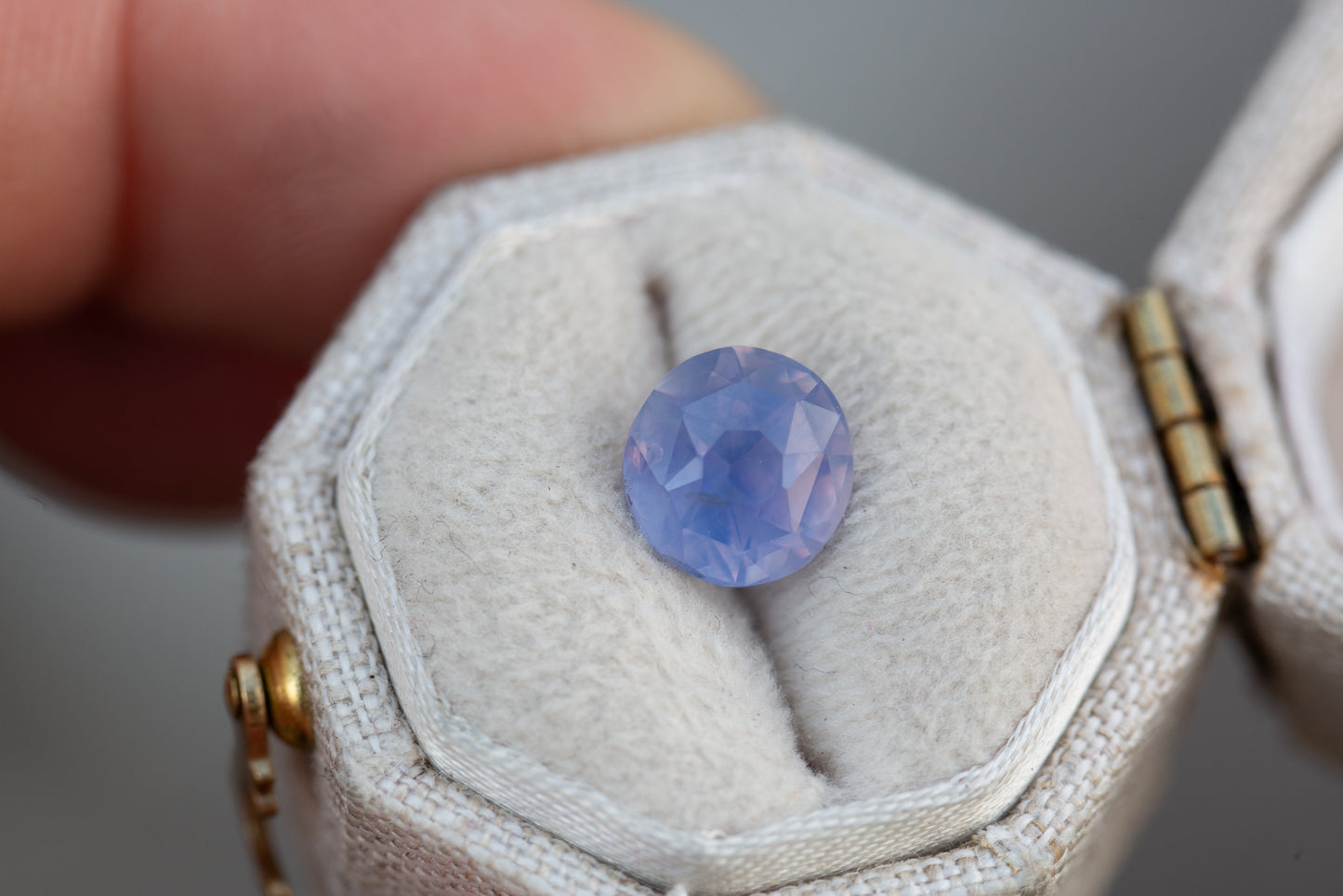 2.58ct round/oval opalescent lavender sapphire