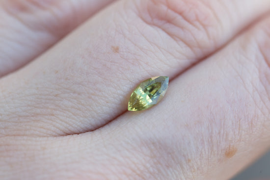 Load image into Gallery viewer, 1ct marquise green/yellow sapphire
