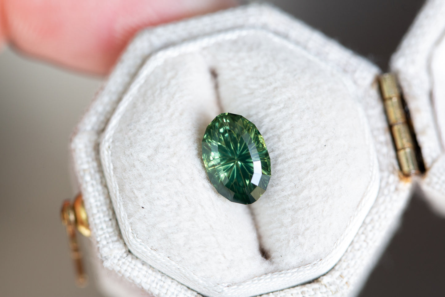 Load image into Gallery viewer, 2.03ct green teal sapphire, starbrite cut from John Dyer
