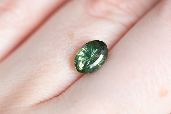 Load image into Gallery viewer, 2.03ct green teal sapphire, starbrite cut from John Dyer
