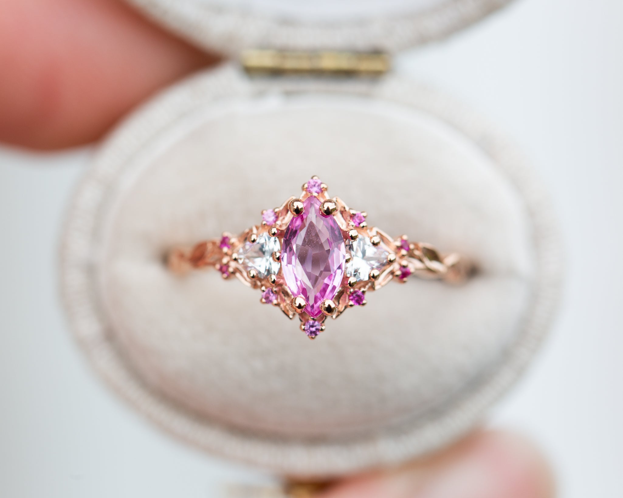 アクセサリー Pierce IIII / SMOKY PINK Briar rose three stone with marquise natural pink sapphire