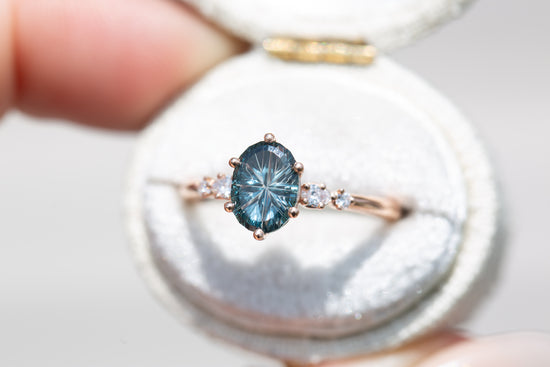 Five stone setting with pear side stones (setting only)
