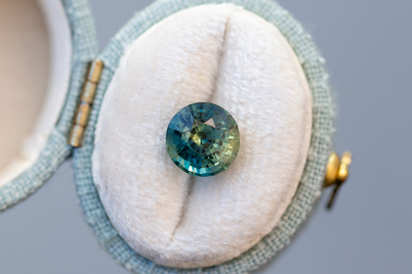 3.01ct Round Teal and Yellowish Green Sapphire