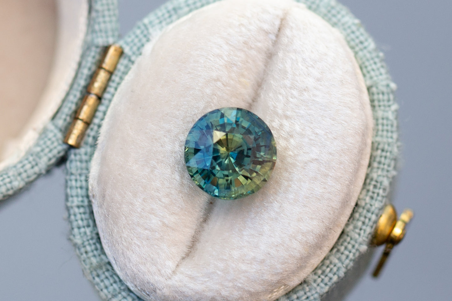 3.01ct Round Teal and Yellowish Green Sapphire