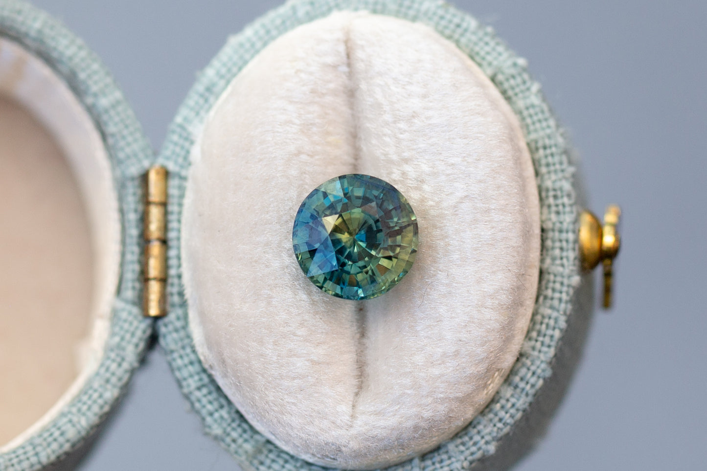 3.01ct Round Teal and Yellowish Green Sapphire