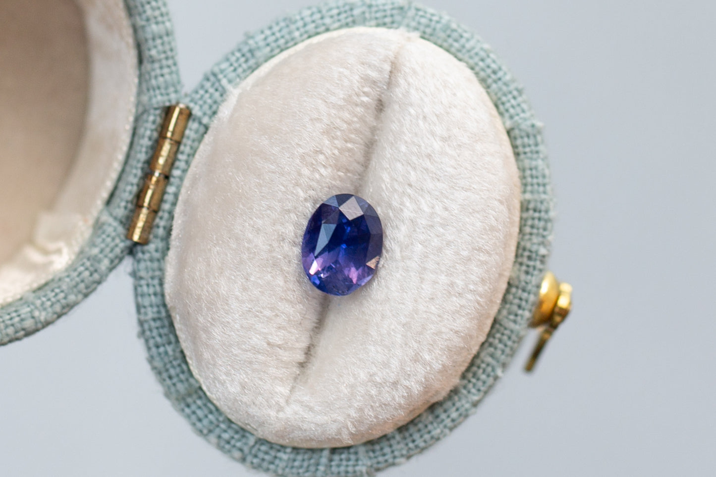 1.07ct Oval Violet Blue Purple Bicolor Sapphire