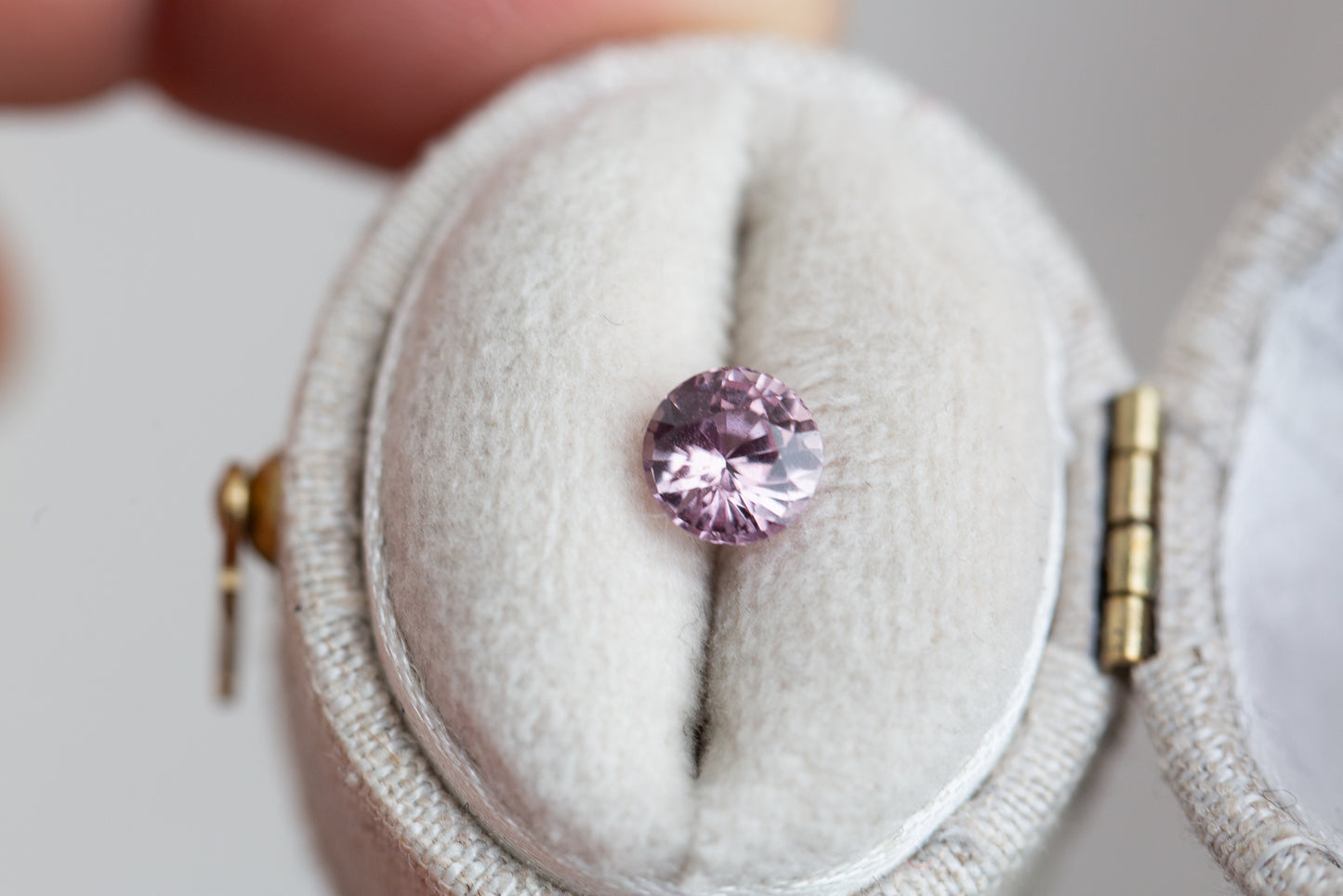 Load image into Gallery viewer, 1.04ct round mauvey pink sapphire
