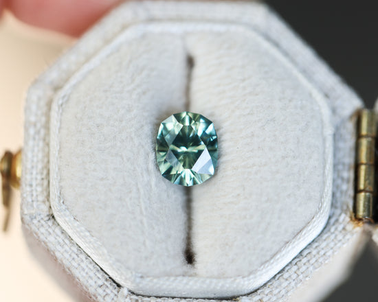 Load image into Gallery viewer, 1.06ct oval parti teal sapphire

