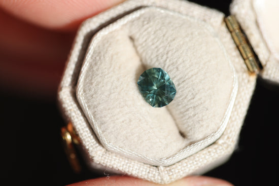 Load image into Gallery viewer, 1.06ct oval parti teal sapphire
