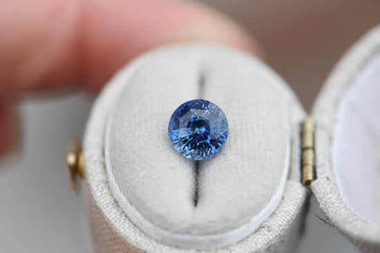 Load image into Gallery viewer, 2.62ct round blue sapphire
