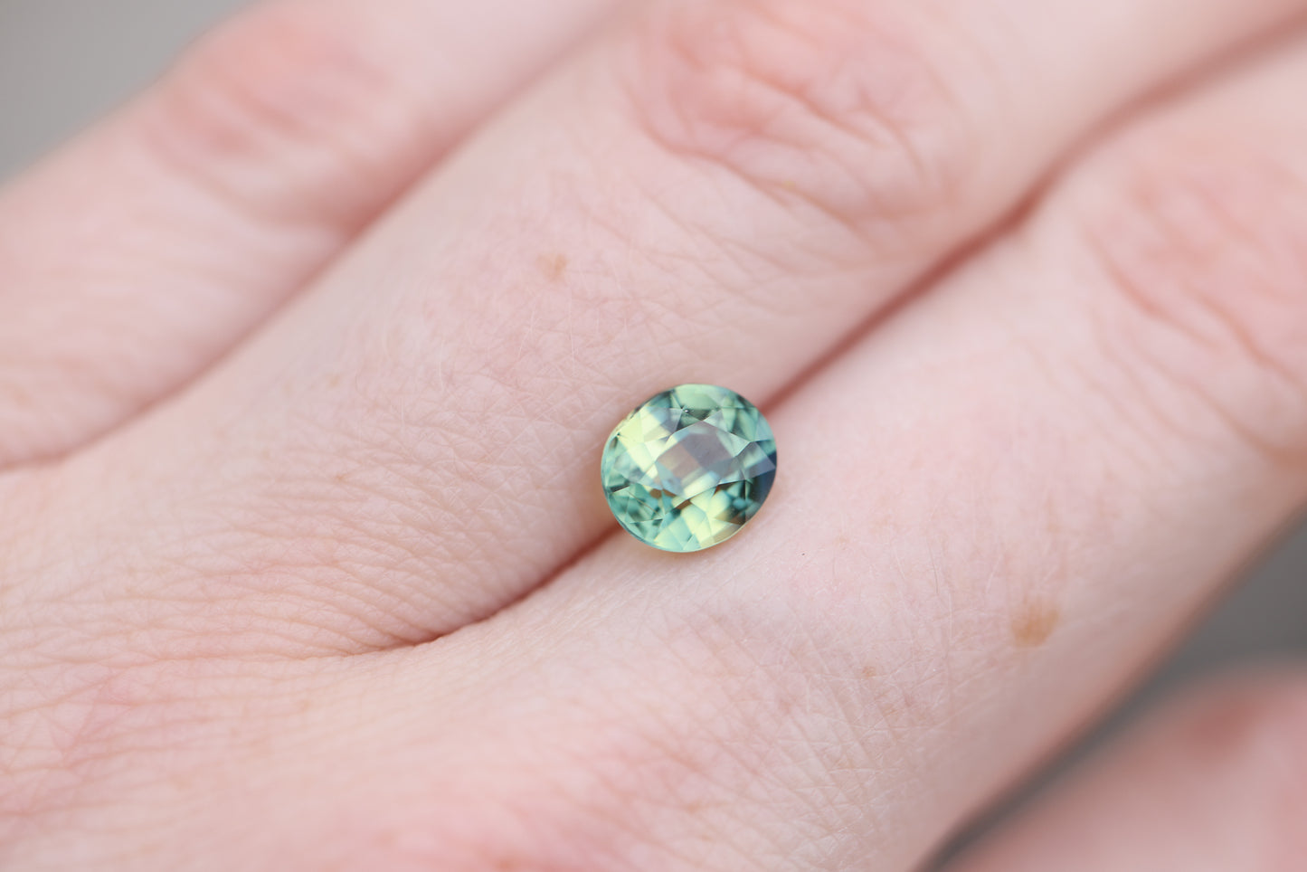 Load image into Gallery viewer, 2.14ct oval parti teal green sapphire
