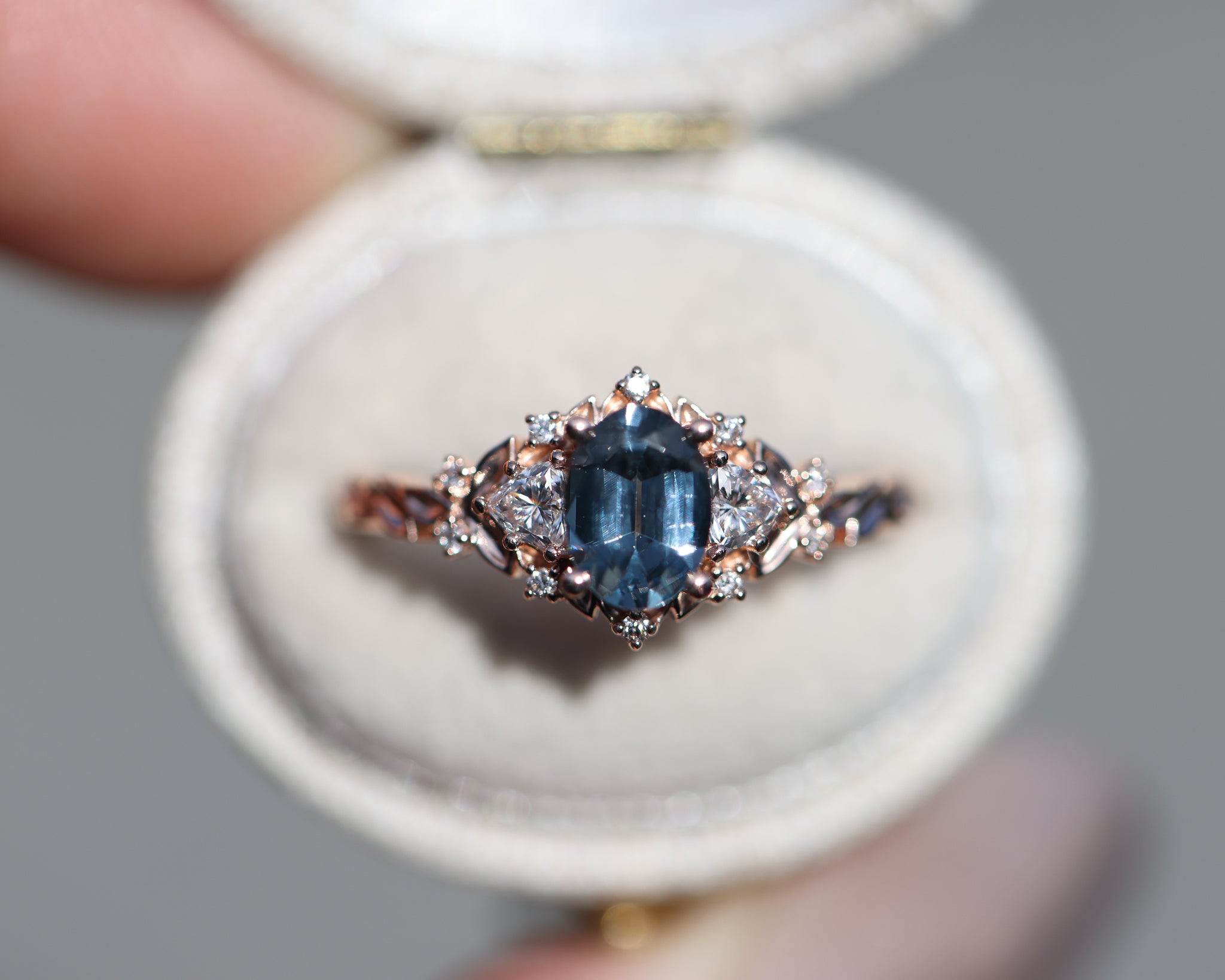 K14 585 青石赤石 5ストーンリング 13号 3g Briar Rose Three Stone with 7x5mm oval grey spinel center – Oore