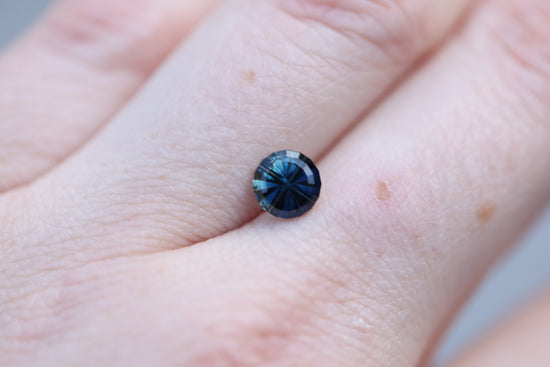 Load image into Gallery viewer, .98ct round blue sapphire- Starbrite cut by John Dyer
