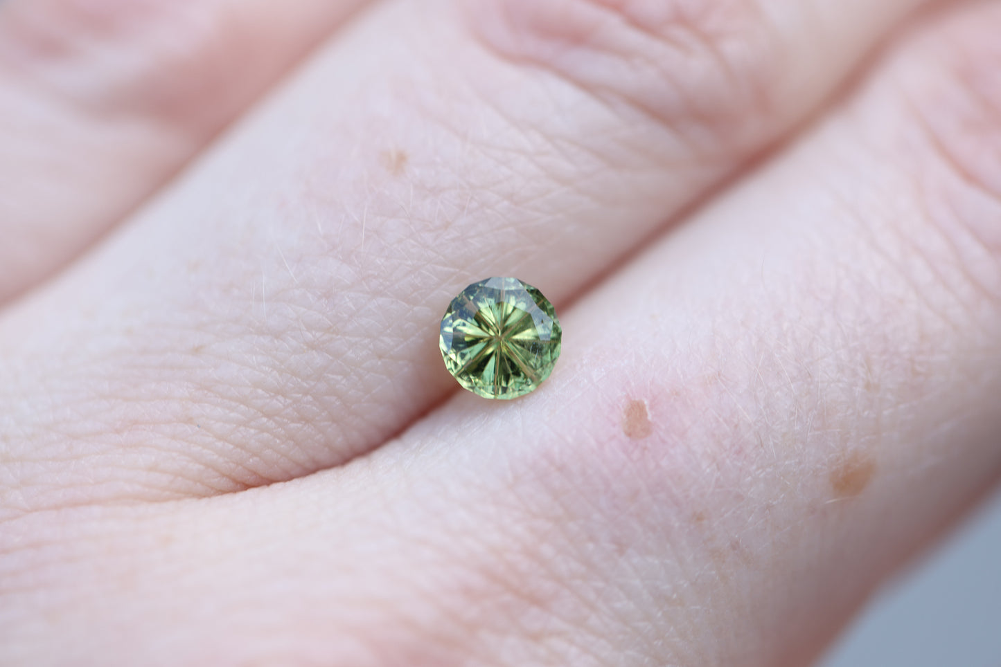 Load image into Gallery viewer, .73ct round yellow green sapphire- Starbrite cut by John Dyer
