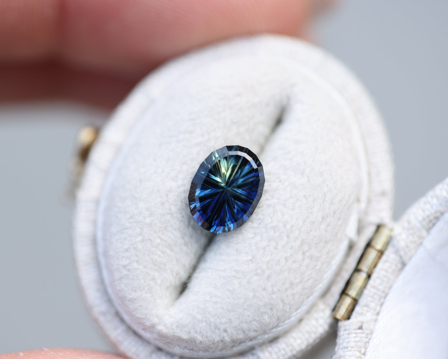 Load image into Gallery viewer, 1.68ct oval blue yellow parti sapphire- Starbrite cut by John Dyer

