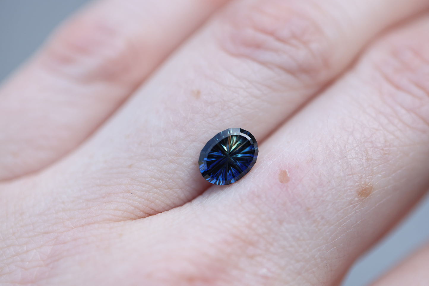 Load image into Gallery viewer, 1.68ct oval blue yellow parti sapphire- Starbrite cut by John Dyer
