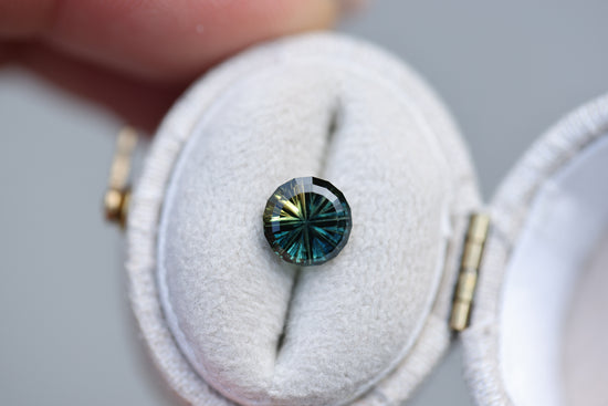 Load image into Gallery viewer, 1.49ct round blue yellow parti sapphire- Starbrite cut by John Dyer
