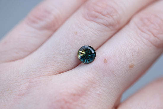 Load image into Gallery viewer, 1.49ct round blue yellow parti sapphire- Starbrite cut by John Dyer
