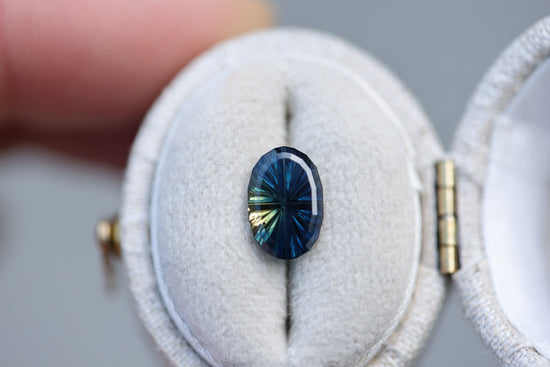 Load image into Gallery viewer, 1.54ct oval blue yellow parti sapphire- Starbrite cut by John Dyer
