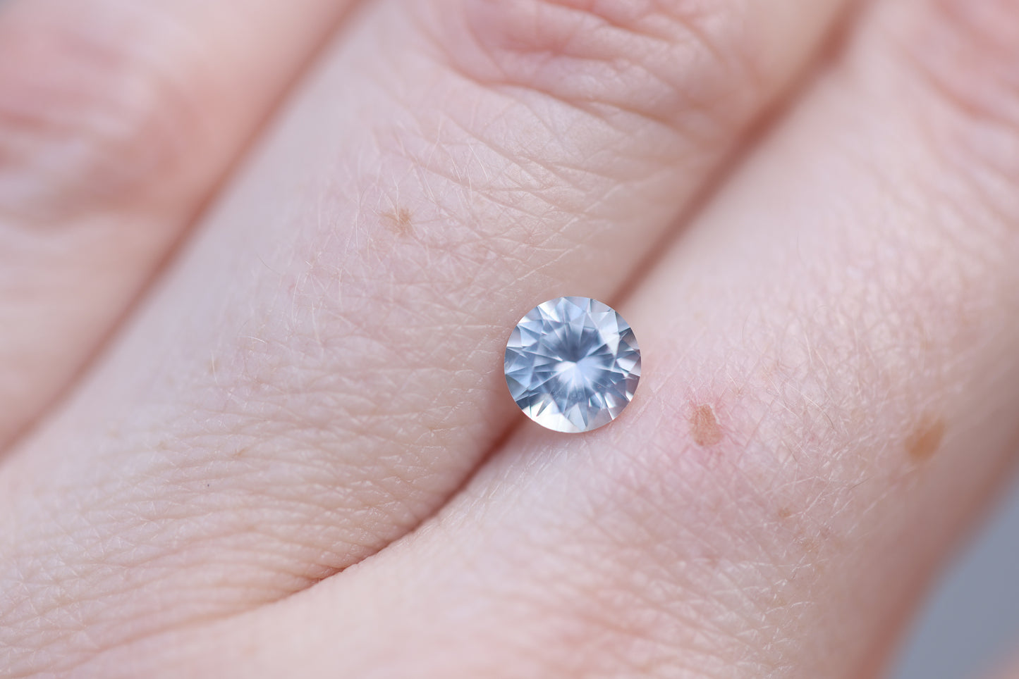 Load image into Gallery viewer, 1ct round silver light blue sapphire
