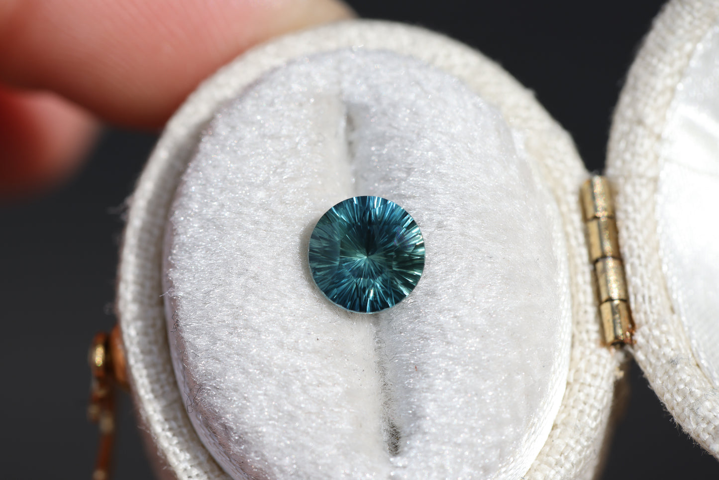 1.37ct round blue teal sapphire - Earth's Treasury