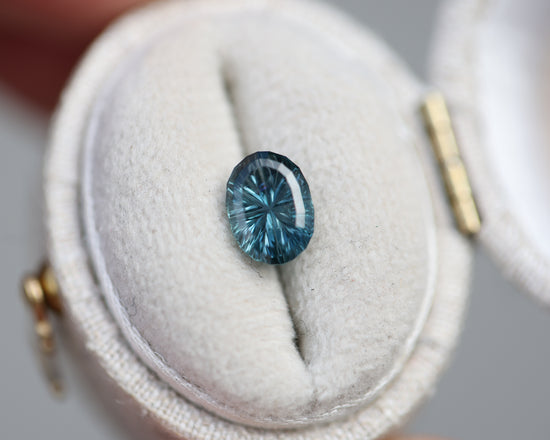 Load image into Gallery viewer, 1.53ct oval blue teal sapphire - Starbrite cut by John Dyer
