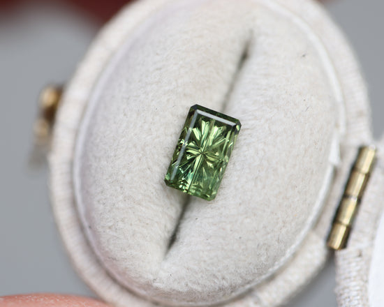 Load image into Gallery viewer, 1.28ct rectangle green sapphire - Starbrite cut by John Dyer
