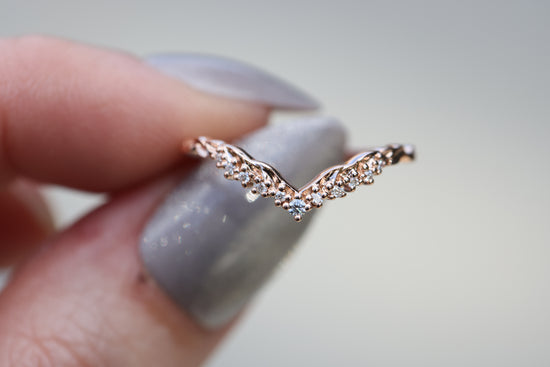 Load image into Gallery viewer, Briar chevron leaf band with 1mm stones
