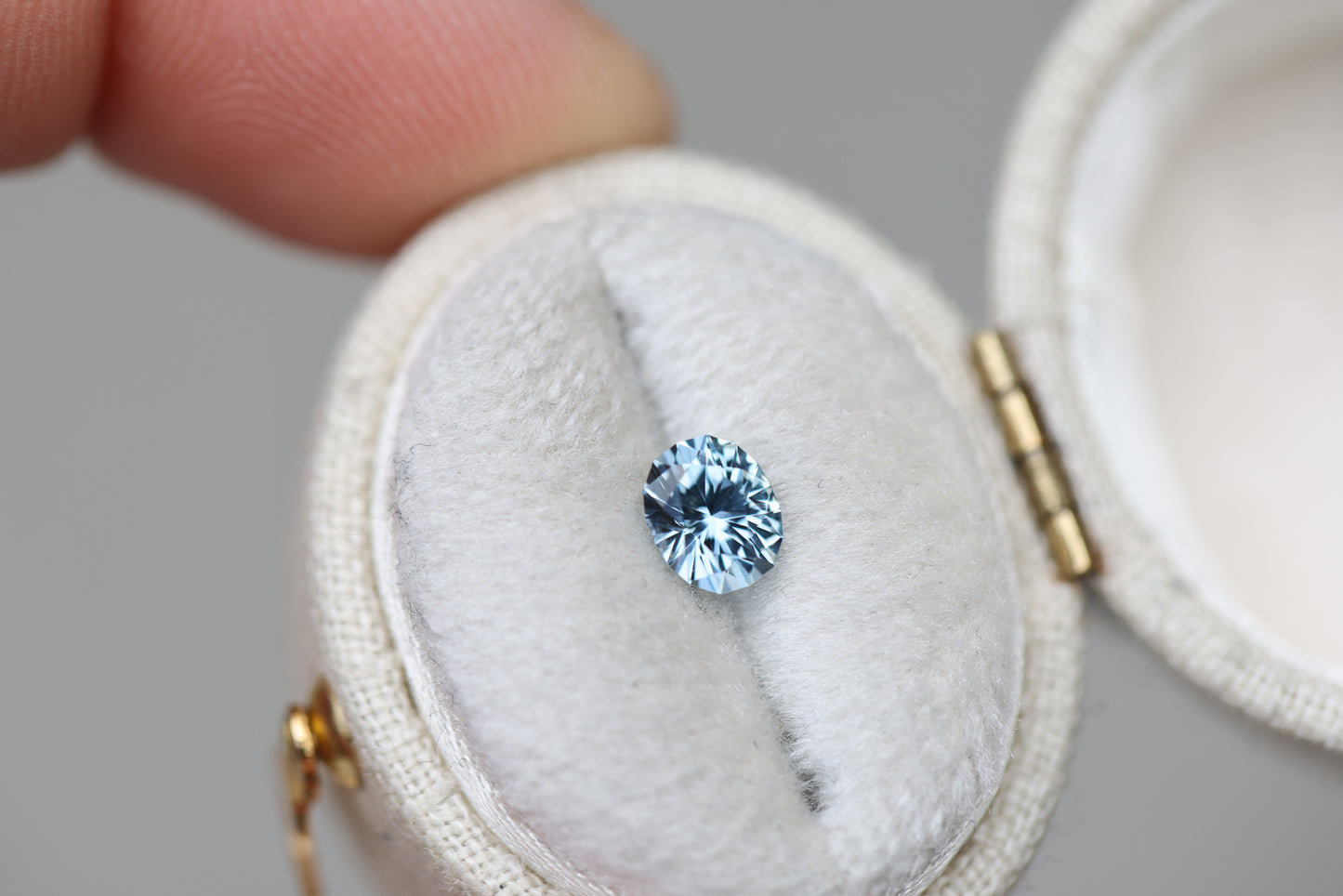 .77ct oval blue sapphire - Earth's Treasury
