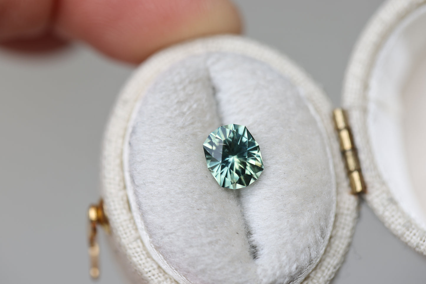 1.52ct oval green sapphire - Earth's Treasury