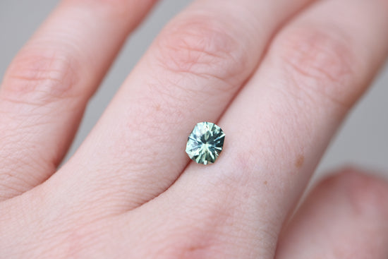 1.52ct oval green sapphire - Earth's Treasury