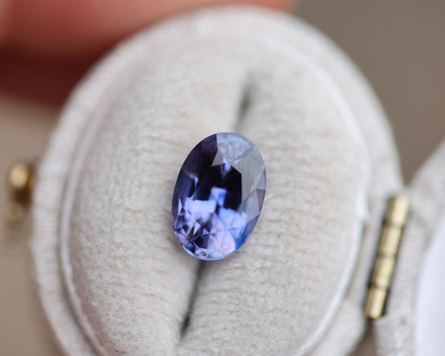 Load image into Gallery viewer, 3.04ct oval violet purple/blue sapphire

