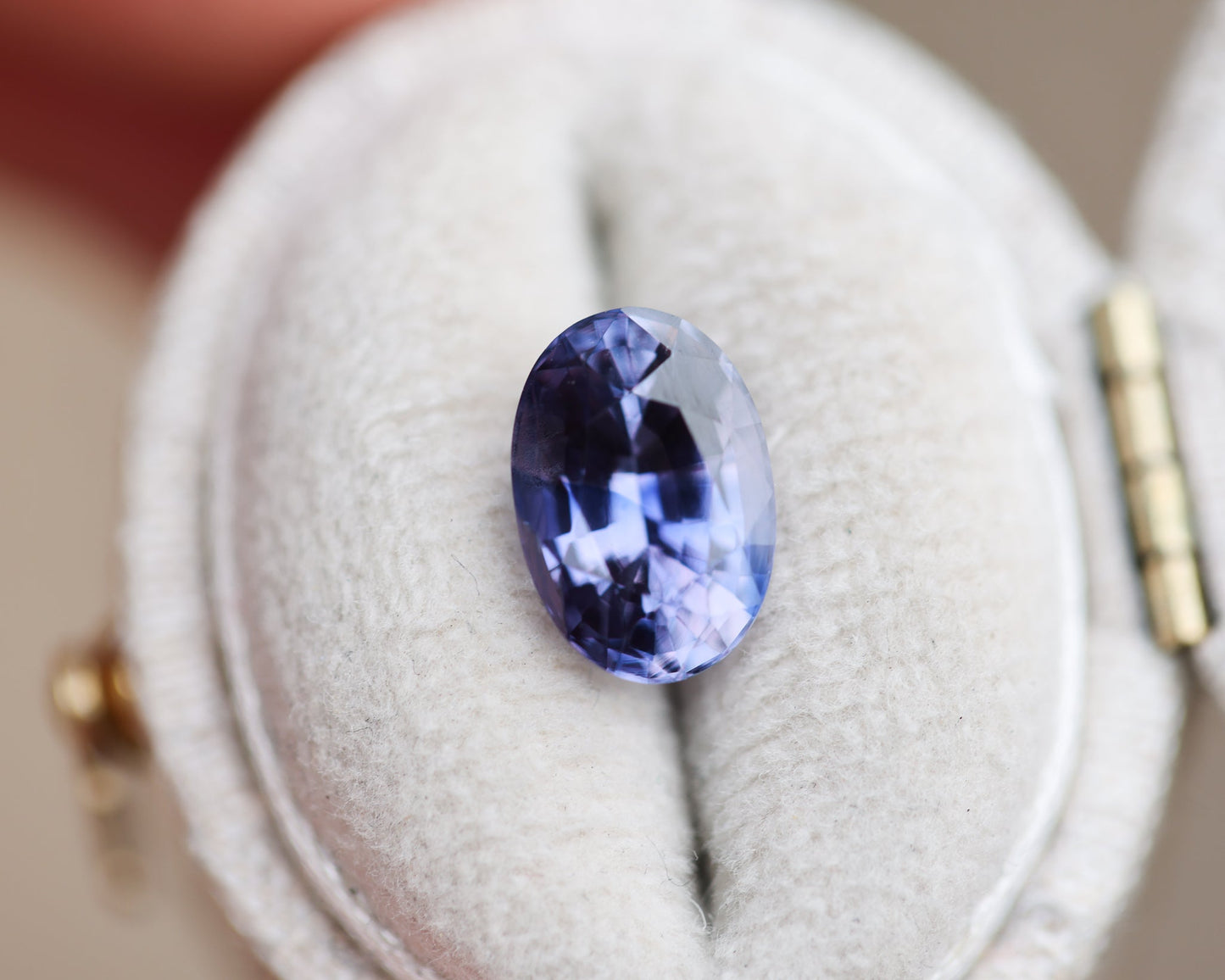 Load image into Gallery viewer, 3.04ct oval violet purple/blue sapphire
