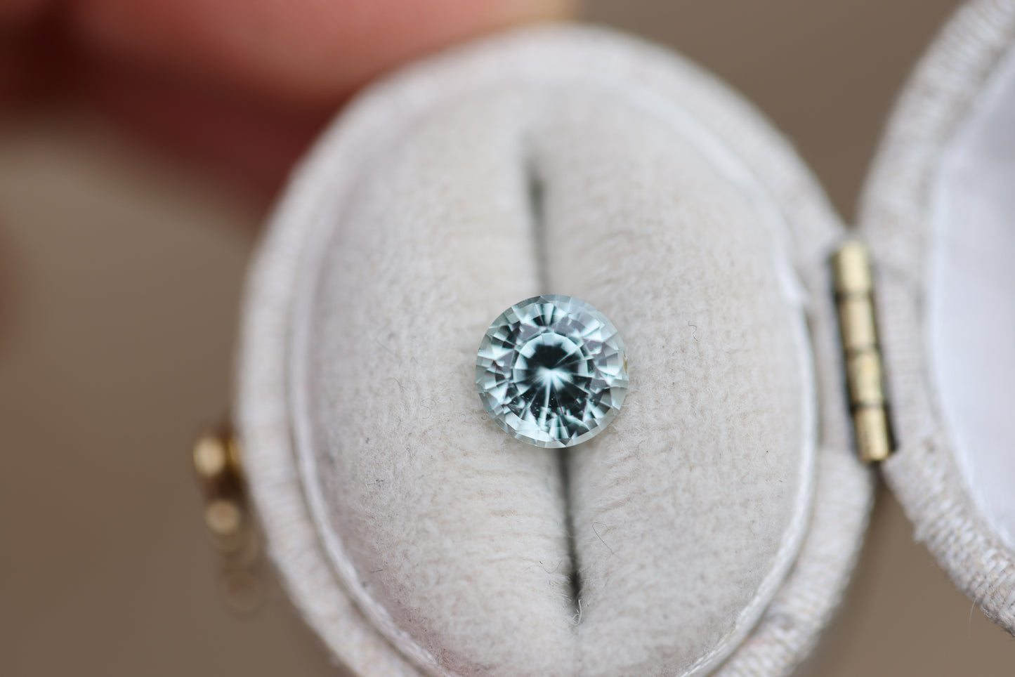 Load image into Gallery viewer, 1.6ct round mint green sapphire
